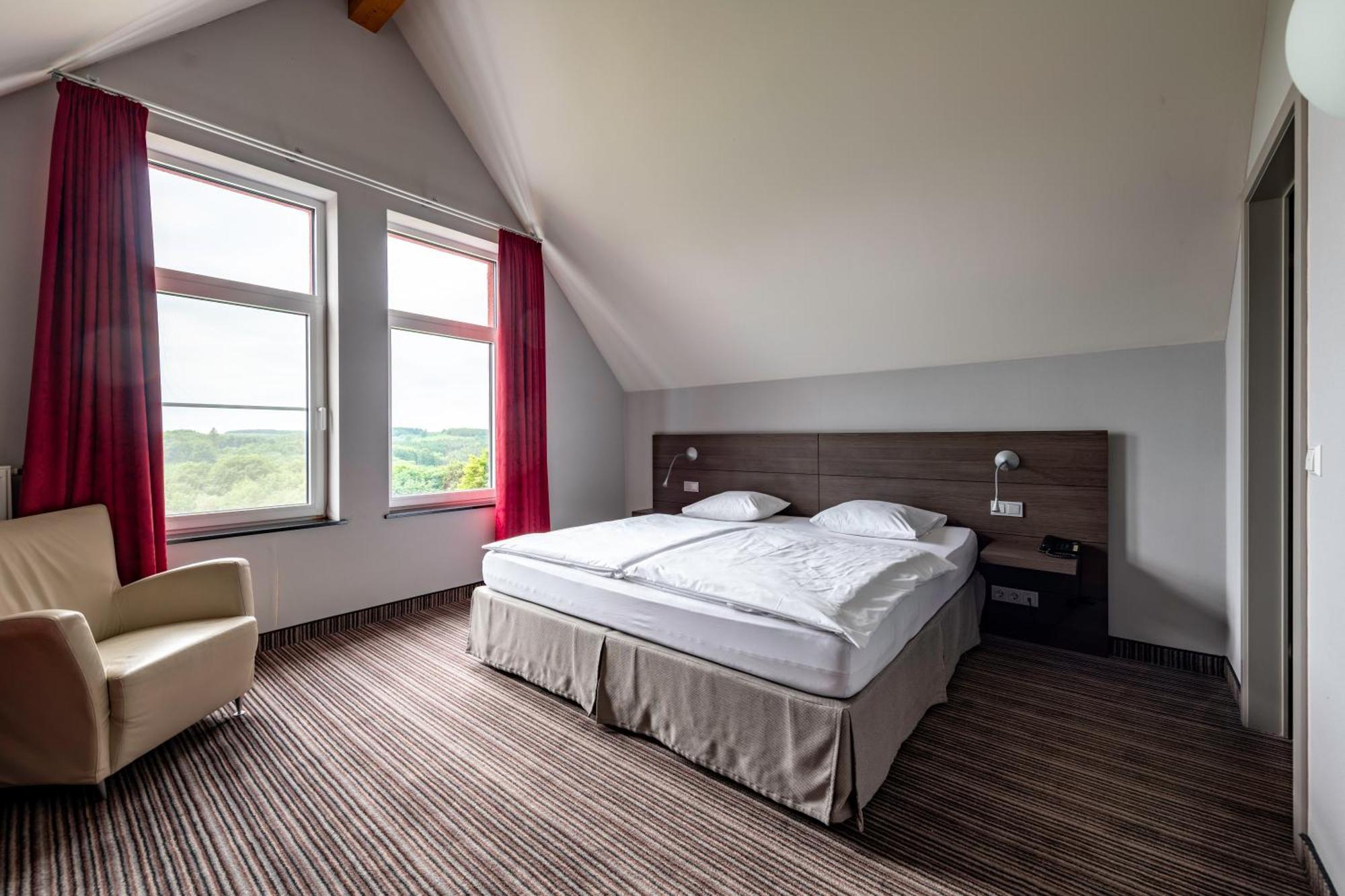 L'Hotel Et Restaurant Du Golf De Clervaux Eselborn Bagian luar foto